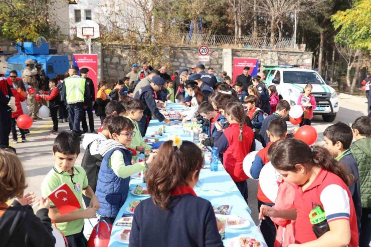İlk ve ortaokul öğrencileri İl Jandarma Komutanlığı’nda Cumhuriyet Bayramı kutladı
