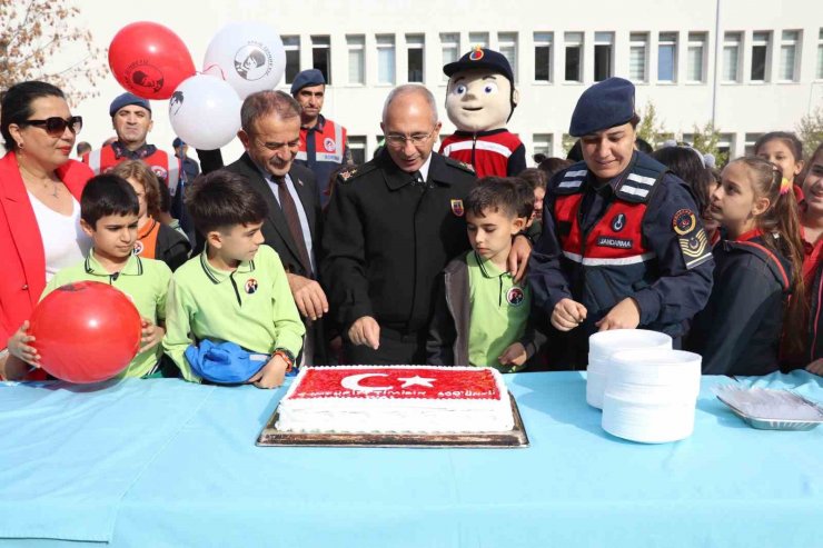 İlk ve ortaokul öğrencileri İl Jandarma Komutanlığı’nda Cumhuriyet Bayramı kutladı