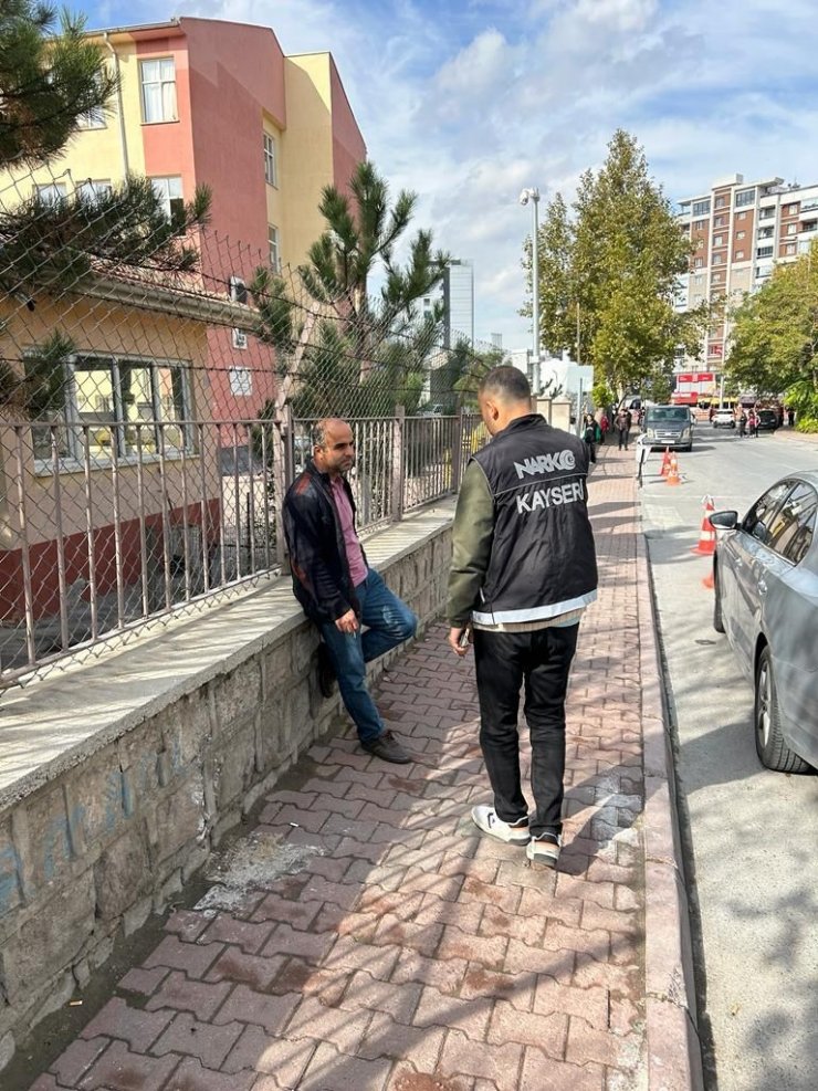 Narkotik polisi okul çevrelerini denetliyor