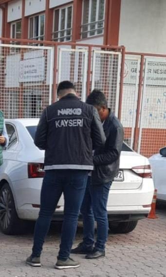 Narkotik polisi okul çevrelerini denetliyor