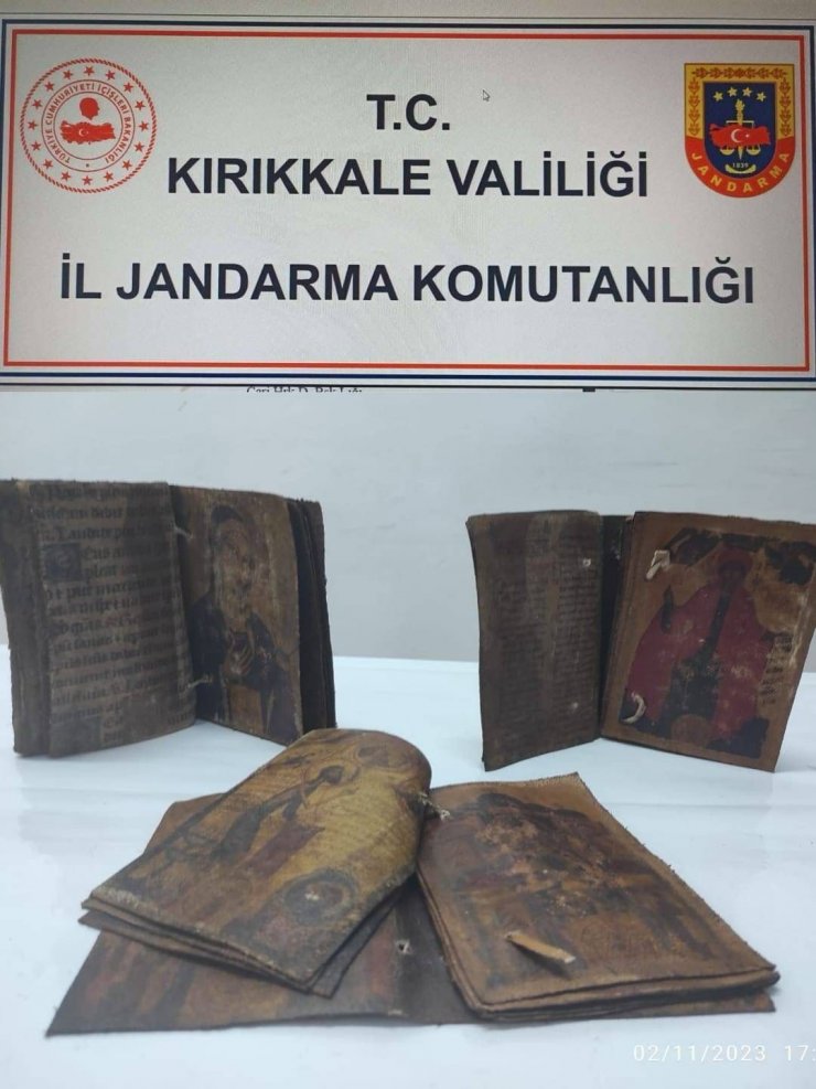 Jandarmadan tarihi eser operasyonu: Bin yıllık 3 adet İncil ele geçirildi