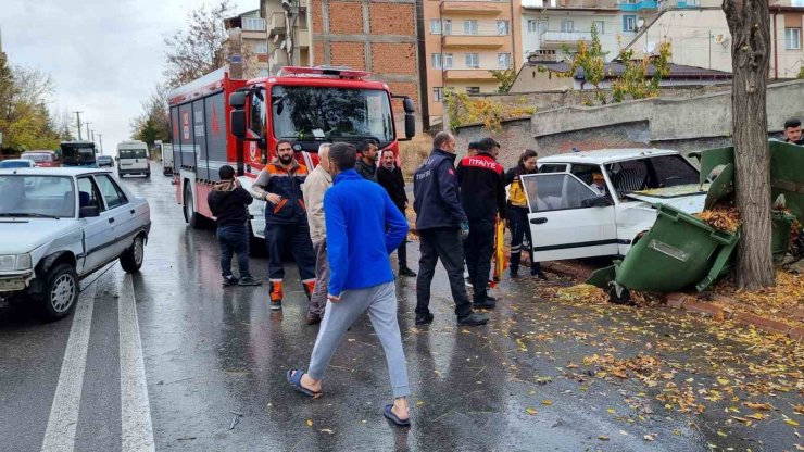 Sivas’ta ehliyetsiz sürücüler kaza yaptı, her iki tarafa da para cezası kesildi