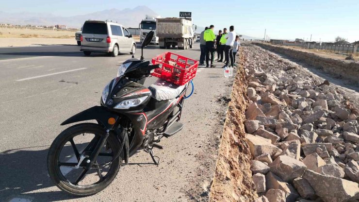 Motosiklet otomobile çarptı: 1 ağır yaralı