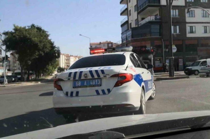 El sallayıp “merhaba” dedi, “bu kadar kovalamaya gerek yok” deyip polise sitem etti