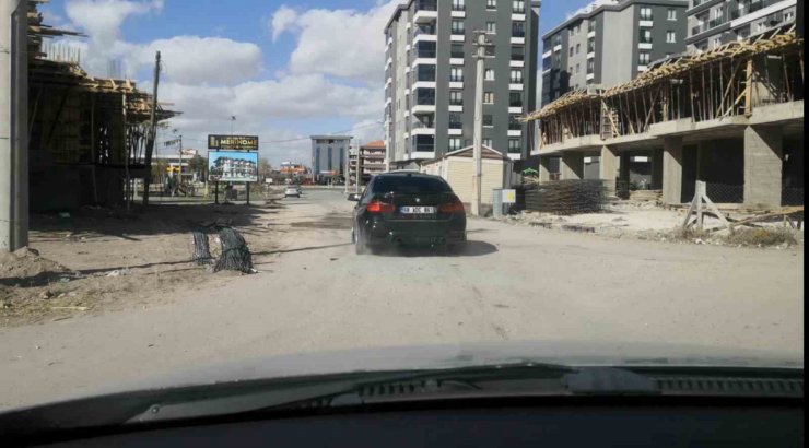 El sallayıp “merhaba” dedi, “bu kadar kovalamaya gerek yok” deyip polise sitem etti