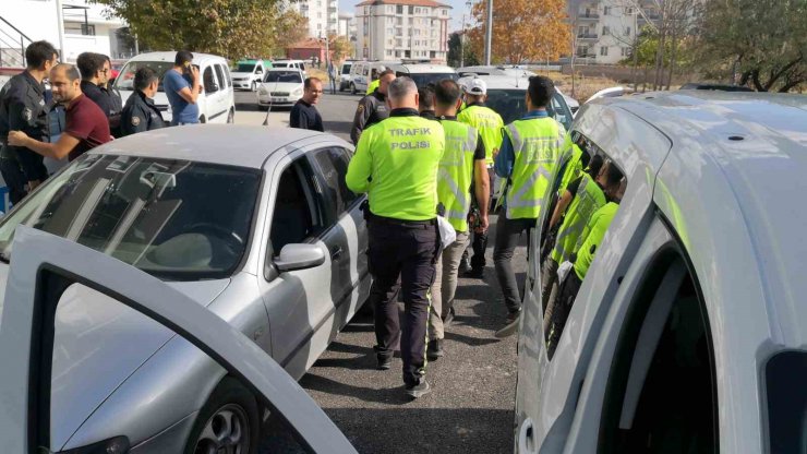 El sallayıp “merhaba” dedi, “bu kadar kovalamaya gerek yok” deyip polise sitem etti