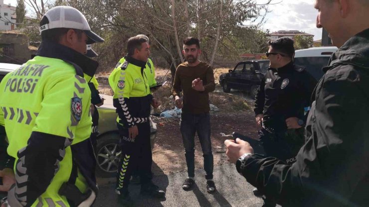 El sallayıp “merhaba” dedi, “bu kadar kovalamaya gerek yok” deyip polise sitem etti