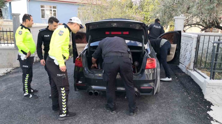 El sallayıp “merhaba” dedi, “bu kadar kovalamaya gerek yok” deyip polise sitem etti