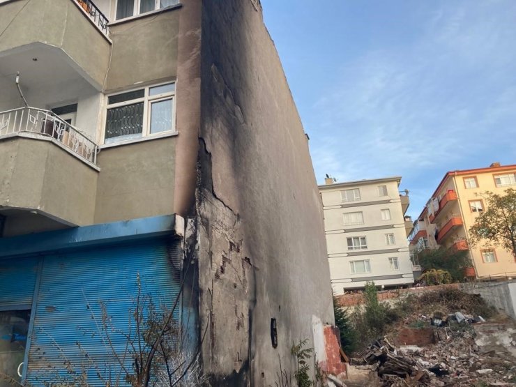 Evsiz adam kendi kurduğu kulübede yanarak can verdi