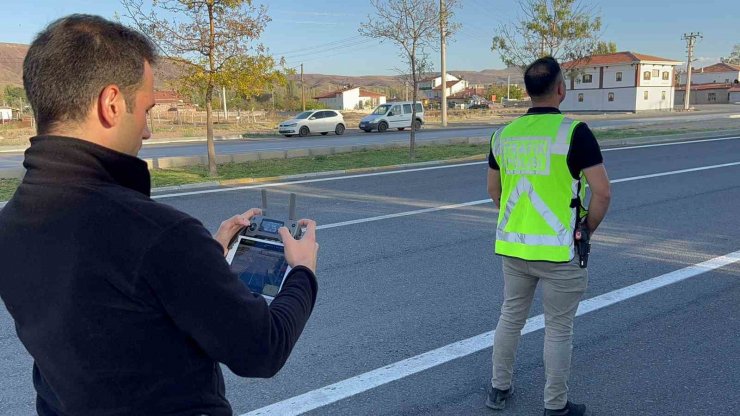 Aksaray’da kırmızı ışıkta geçen sürücüler dron ile böyle görüntülendi