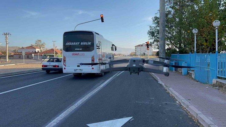 Aksaray’da kırmızı ışıkta geçen sürücüler dron ile böyle görüntülendi