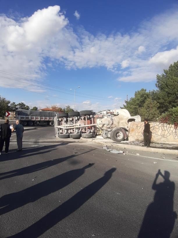 Ankara’da otomobille çarpışan beton mikseri duvara çarparak devrildi: 2 yaralı