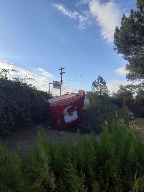 Ankara’da otomobille çarpışan beton mikseri duvara çarparak devrildi: 2 yaralı