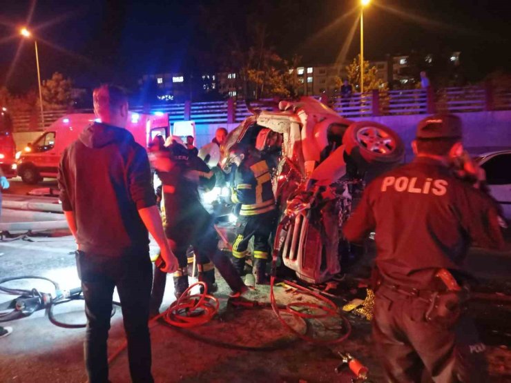 Kazaya bakmak isterken aracı direğe çarpıp takla attı: 5 yaralı
