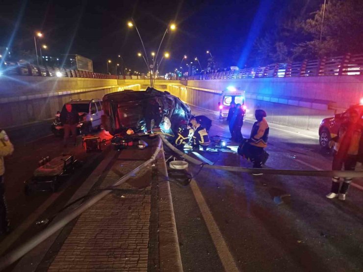 Kazaya bakmak isterken aracı direğe çarpıp takla attı: 5 yaralı