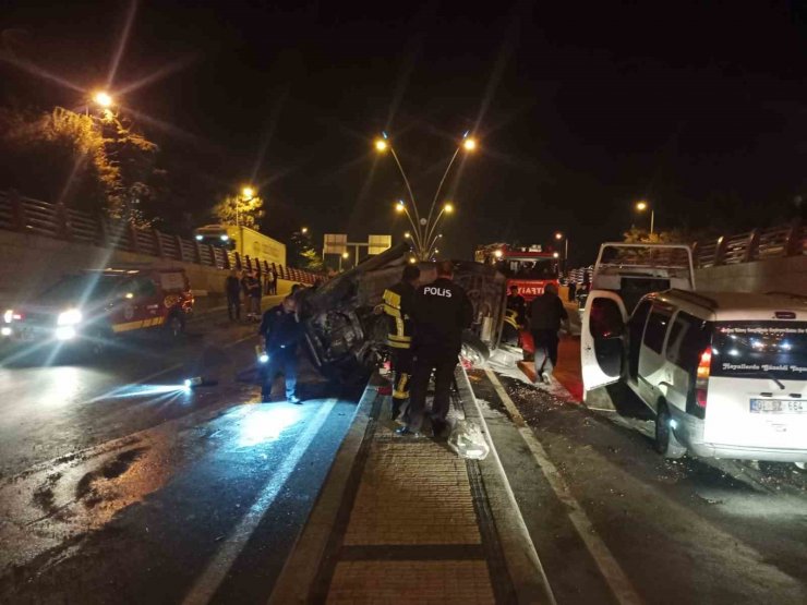 Kazaya bakmak isterken aracı direğe çarpıp takla attı: 5 yaralı