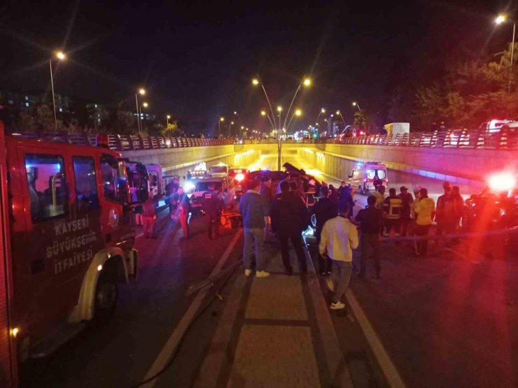 Kazaya bakmak isterken aracı direğe çarpıp takla attı: 5 yaralı