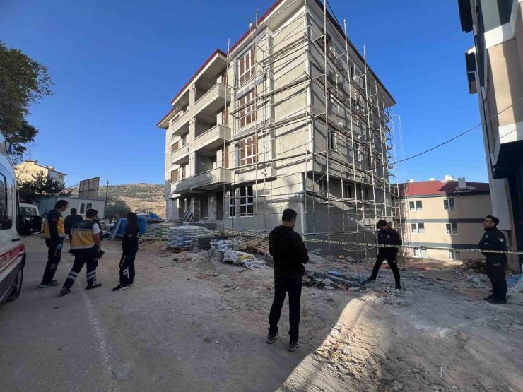 Ağırlığa dayanamayan çatı çöktü: 1 işçi hayatını kaybetti