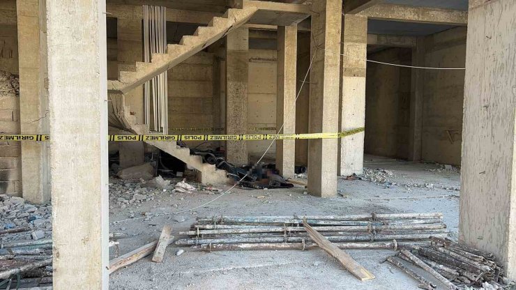 Ağırlığa dayanamayan çatı çöktü: 1 işçi hayatını kaybetti