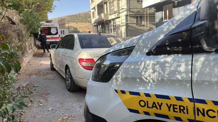 Ağırlığa dayanamayan çatı çöktü: 1 işçi hayatını kaybetti