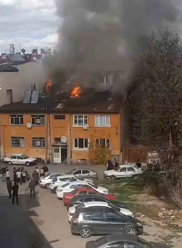 Sivas’ta binanın çatısında çıkan yangın paniğe neden oldu