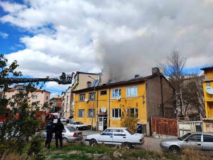 Sivas’ta binanın çatısında çıkan yangın paniğe neden oldu