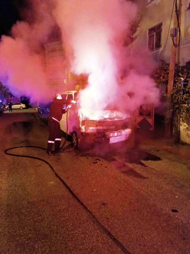 Karaman’da park halindeki minibüs yandı