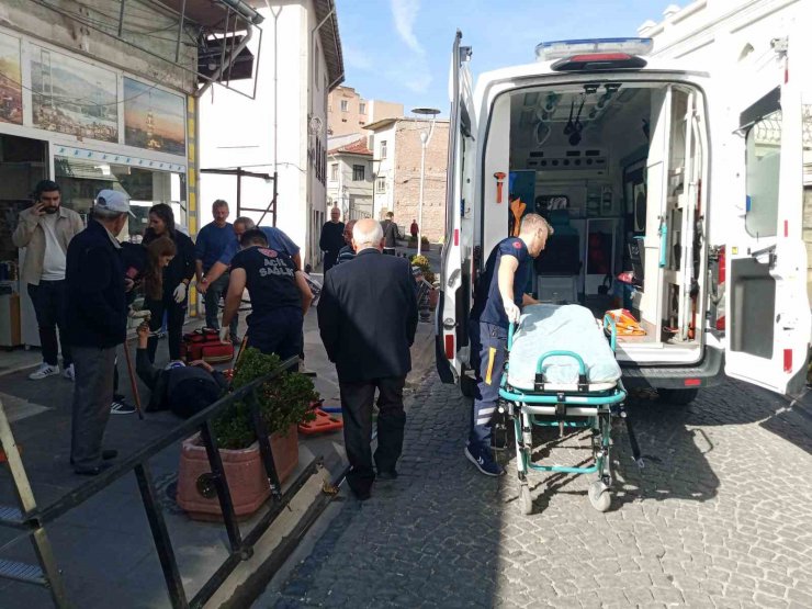 Yoğun trafik müdahaleye giden ambulansı geciktirdi