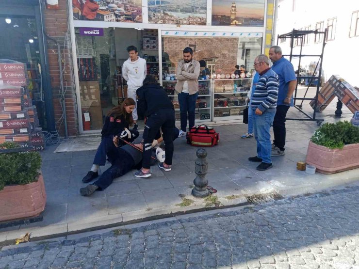 Yoğun trafik müdahaleye giden ambulansı geciktirdi