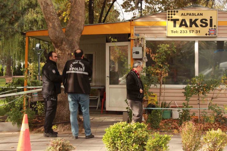 Yaşlı adam taksi durağında ölü bulundu