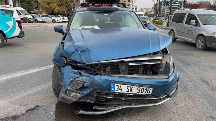 Milli voleybolcu ve kızı kazayı burnu kanamadan atlattı