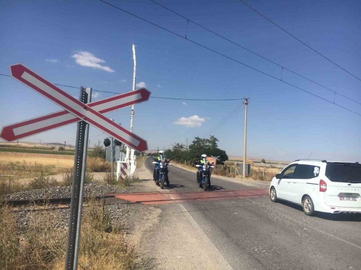 Jandarmadan hemzemin geçitlerde denetim yaptı