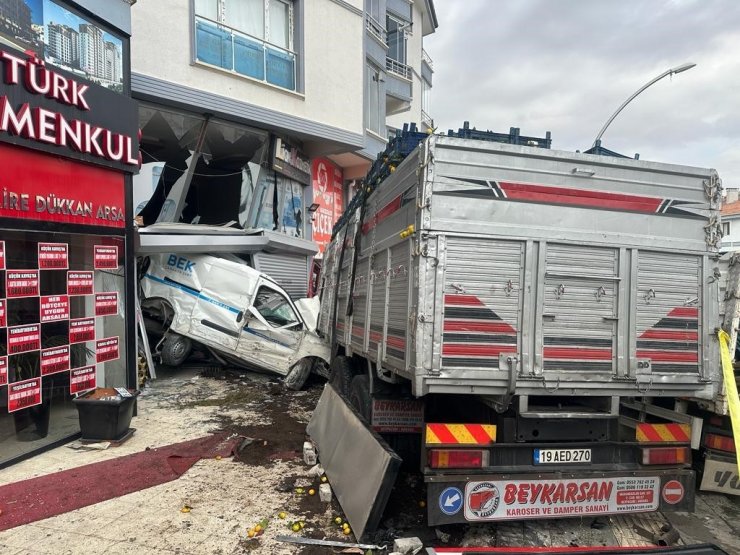 Freni patlayan kamyon önüne aldığı aracı sürükleyerek dükkana girdi: 2 yaralı
