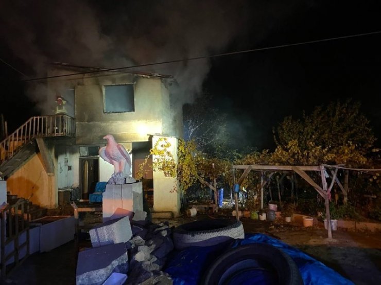 2 katlı müstakil ev yangında kül oldu