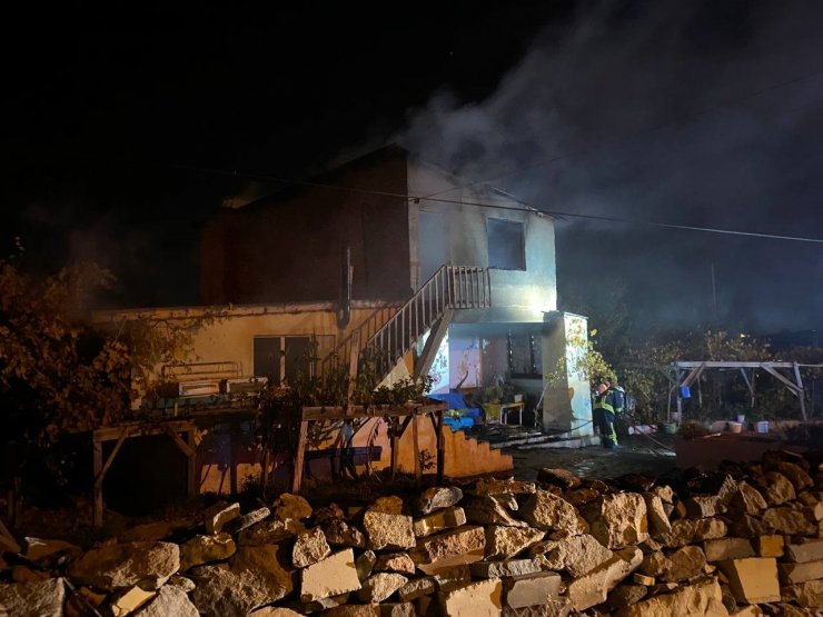 2 katlı müstakil ev yangında kül oldu