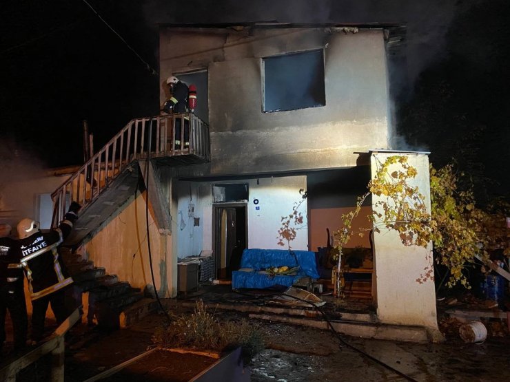2 katlı müstakil ev yangında kül oldu