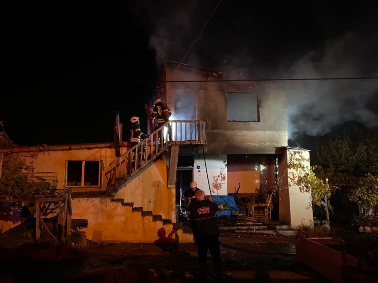 2 katlı müstakil ev yangında kül oldu