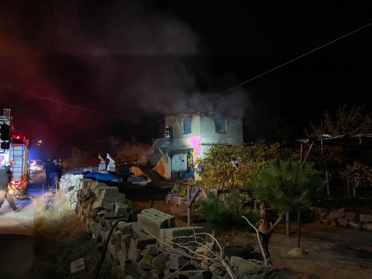 2 katlı müstakil ev yangında kül oldu