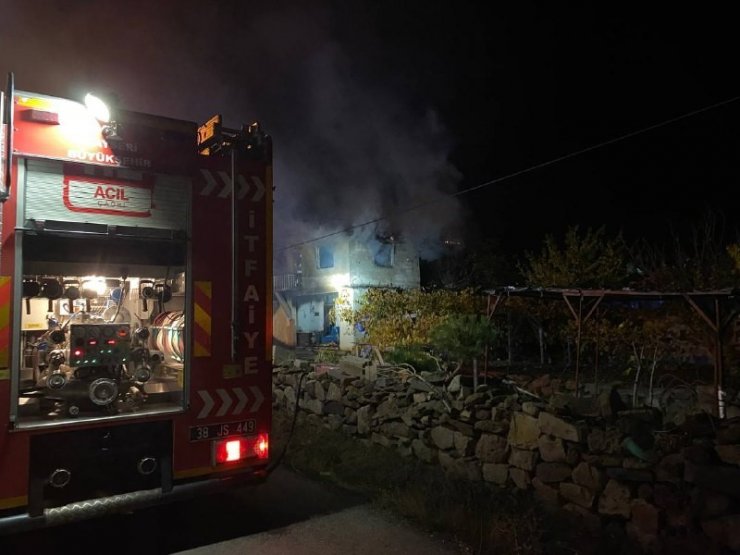 2 katlı müstakil ev yangında kül oldu