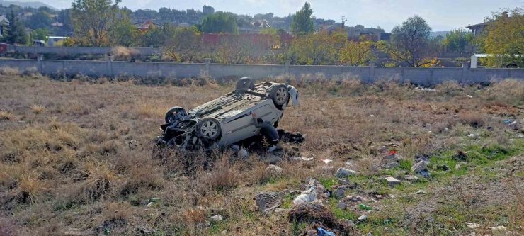 Yoldan çıkan otomobil takla attı