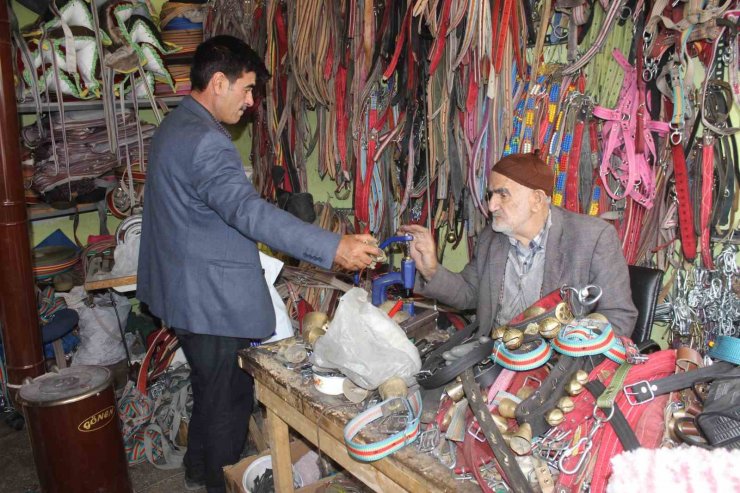 82 yaşındaki saraç mesleğini ilk günkü aşkla sürdürüyor
