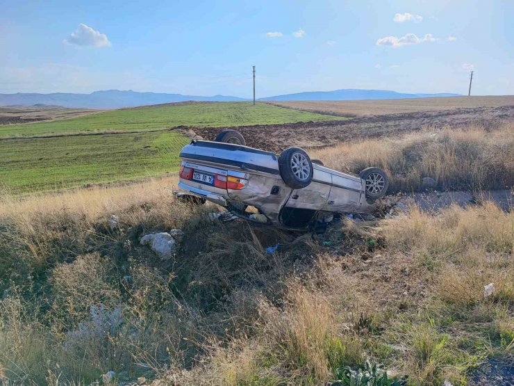 Düz yolda takla atan aracın sürücüsü yaralandı