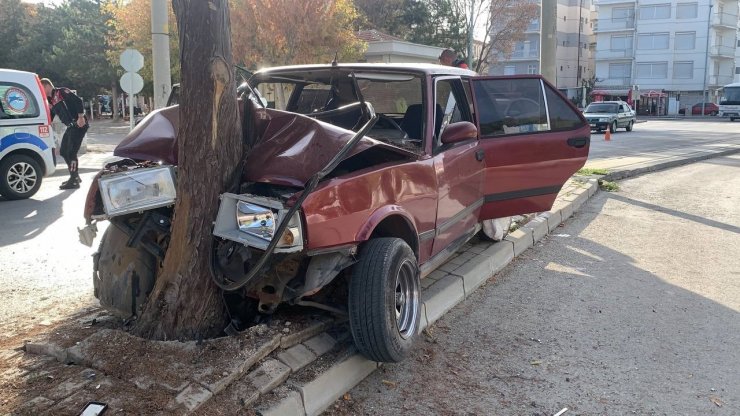 Kontrolden çıkan otomobil ağaca çarptı: 2 yaralı