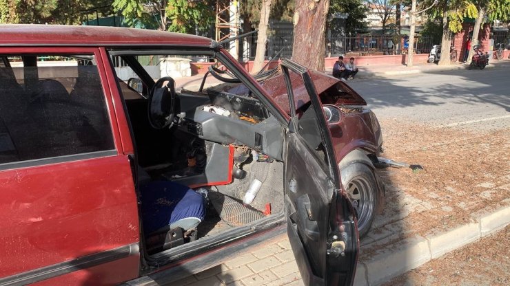 Kontrolden çıkan otomobil ağaca çarptı: 2 yaralı