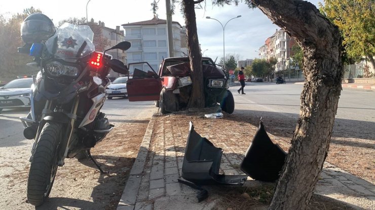 Kontrolden çıkan otomobil ağaca çarptı: 2 yaralı