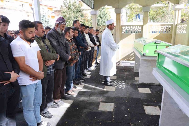 Patlamada hayatını kaybeden iki kardeş birlikte defnedildi