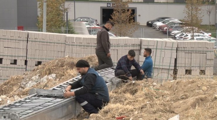 Başkent’te 70 metrelik yük asansörü devrildi