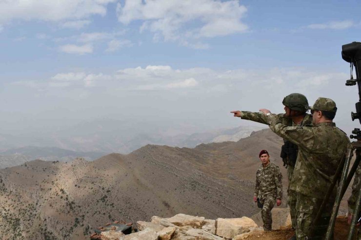 Kara Kuvvetleri Komutanı Bayraktaroğlu, Pençe Harekatlarını denetledi