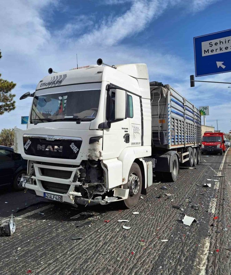 Konya’da kamyonun çarptığı otomobil ters döndü: 5 yaralı