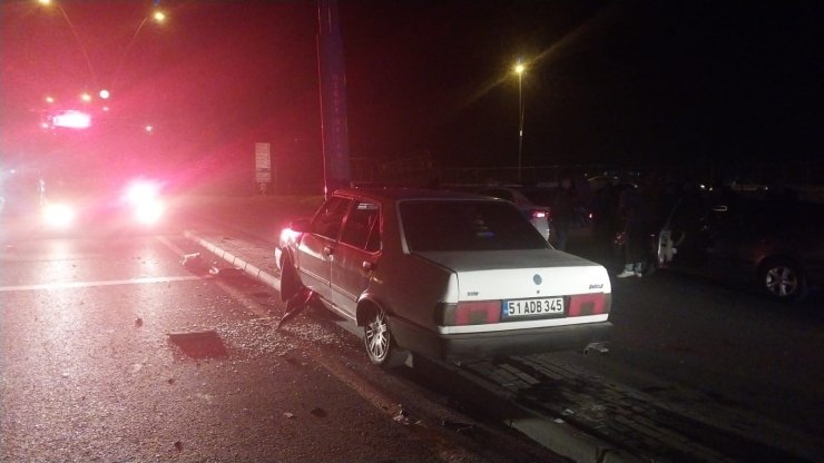 Niğde’de otomobil elektrik direğine çaptı: 3 yaralı